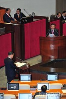 [포토] 총리에게 질문하는 새누리당 이정현 의원
