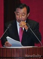 [포토] 물 마시는 새누리당 이정현 의원