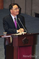 [포토] 의원들의 질문에 답하는 정홍원 국무총리