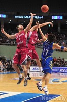 [포토] 4쿼터 창원LG '늦게 불붙은 추격전'