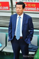 [포토] 경기장에 들어서 전북현대 최강희 감독