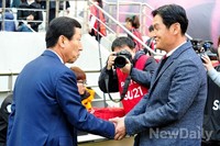 [포토] 인사 나누는 전북 '최강희' 서울 '최용수' 감독