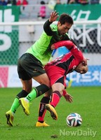 [포토] 볼 다툼하는 전북 김남일