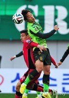 [포토] 공중볼 싸움하는 전북 김남일 선수