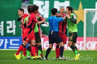 [포토] 흥분한 김남일 말리는 차두리