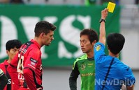 [포토] 신경전 벌이이는 전북 김남일과 서울 에스쿠데로 선수