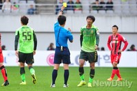 [포토] 경고 받는 전북의 이재명 선수