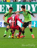 [포토] 전북의 철벽수비에 따돌리는 서울 에스쿠데로 선수