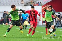 [포토] 전북의 철벽수비에 따돌리는 서울 몰리나