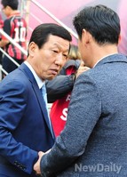 [포토] 악수 나누는 전북 최강희 감독과 서울 최용수 감독