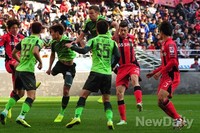[포토] 공중볼 경쟁하는 전북 현대와 서울 FC