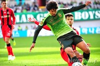 [포토] 테클당하는 전남 이재명