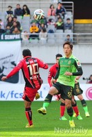 [포토] 볼 다툼하는 전남 김남일과 서울 에밸톤