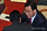 [포토] 대화 나누는 '이완구-주호영' 의원