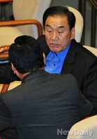 [포토] 대화 나누는  이완구 원내대표와 이재오 의원