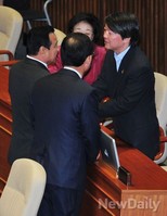 [포토] 인사 나누는 '이완구-안철수'