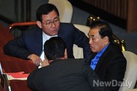 [포토] 의원들과 대화 나누는 이완구 새누리당 원내대표