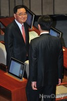 [포토] 대화 나누는 정홍원 총리와 류길재 통일부장관