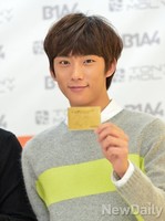 [포토] 골드 카드 든 B1A4공찬