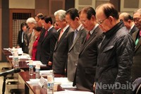 [포토] 해외 종북세력 활동 세미나, 묵념하는 애국인사들