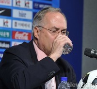 [포토] 박주영 선발이유는 '목타는 슈틸리케'