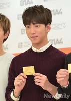 [포토] 골드카드 든 B1A4 바로