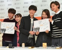 [포토] B1A4 사인 받은 1호, 2호 팬