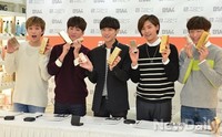 [포토] B1A4, 제품들고 깜찍포즈