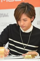 [포토] 정성스레 사인하는 신우