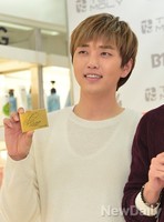 [포토] 골드카드에 B1A4 산들 사인이