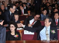 [포토] 인사하는 박지원-김무성 의원