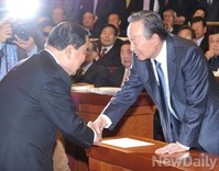 [포토] 권노갑 출판회 축하하는 문희상 위원장