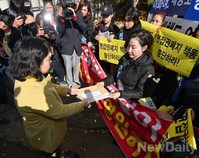 [포토] 서울시교육청에 공개요구서 전달하는 자학연