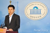 [포토] 기자회견 가지는 새누리당 김태호 최고위원