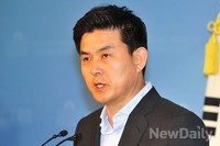 [포토] 사퇴 철회 기자회견 가지는 김태호 의원