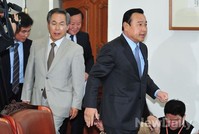 [포토] 주례회동 현장으로 들어오는 여야 원내대표