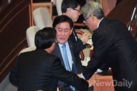 [포토] 대화 나누는 최경환 경제부총리