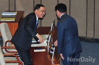 [포토] 대화 나누는 정홍원 총리와 최경환 경제부총리