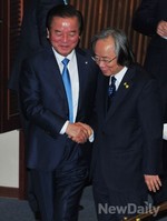 [포토] 인사 나누는 정갑윤 부의장과 이주영 해수부장관