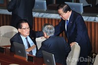 [포토] 대화 나누는 박지원-문재인-문희상