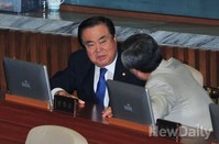 [포토] 대화 나누는 문희상 비대위원장과 우윤근 원내대표