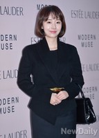 [포토] 블랙톤으로 단정하게 멋을 낸 이정현