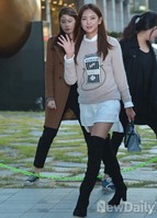 [포토] 한 손으로 인사하면서 입장하는 이태임