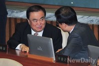 [포토] 대화 나누는 문희상 비대위위원장과 신경민 의원