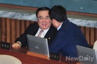 [포토] 대화 나누는 문희상 비대위장과 김태호 의원