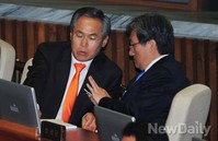 [포토] 대정부질문, 대화 하는 '우윤근-노영민'의원