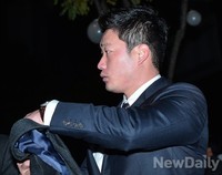 [포토] 코트 벗고 입장하는 오승환 선수