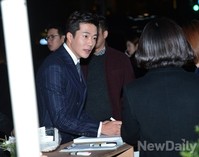 [포토] 방명록 작성하는 권상우