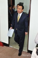 [포토] 최고위원회의 들어오는 이완구 원내대표