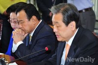 [포토] 발언하는 김무성 듣는 이완구